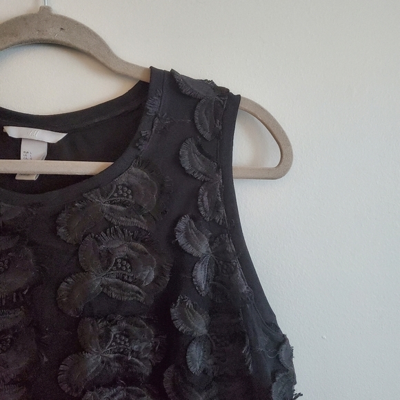 H&M Large Black Textured Sleeveless Blouse - Picture 2 of 8